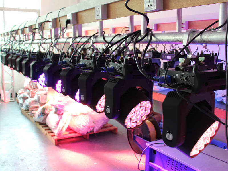 Aura 19-teiliges 4-in-1-LED-Moving-Head-Waschlicht