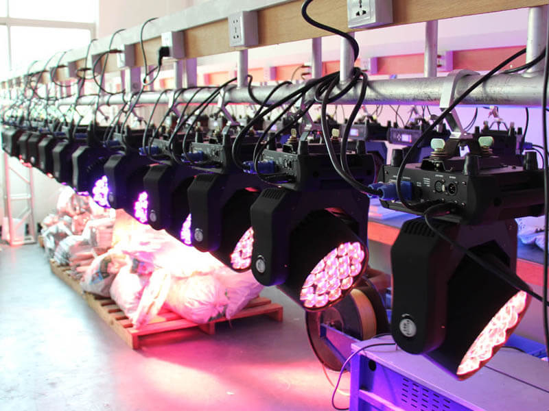 Aura 19-teiliges 4-in-1-LED-Moving-Head-Waschlicht