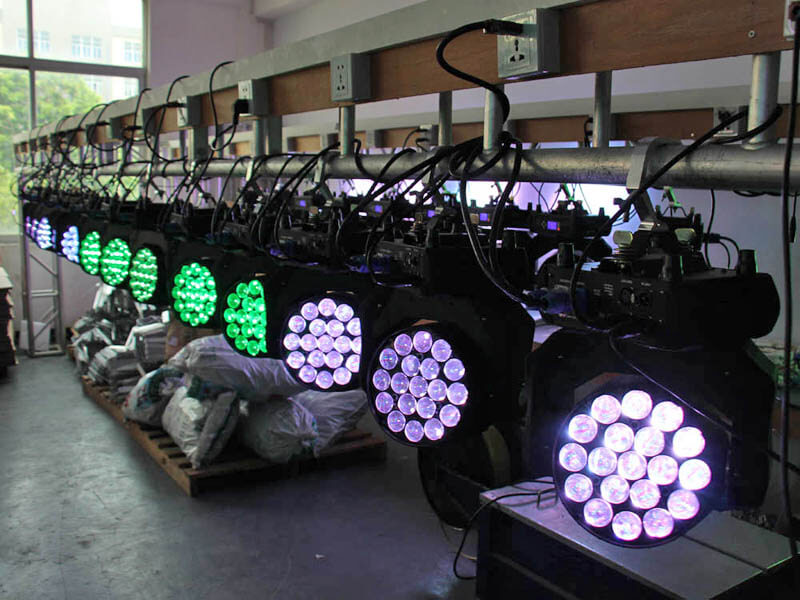 Aura 19-teiliges 4-in-1-LED-Moving-Head-Waschlicht