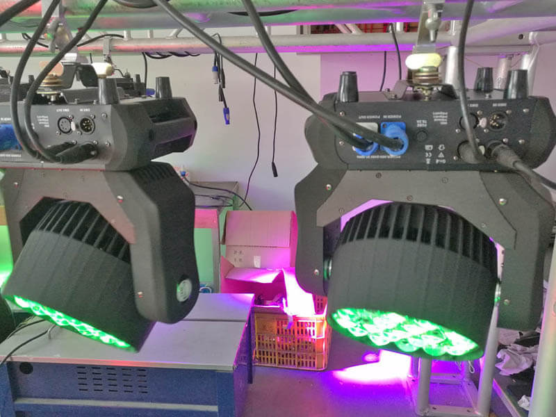 Aura 19-teiliges 4-in-1-LED-Moving-Head-Waschlicht