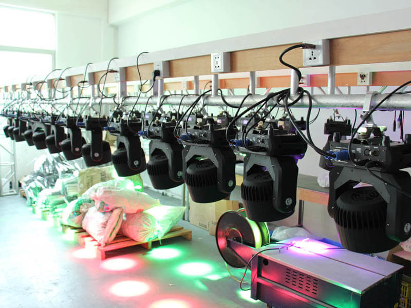 Aura 19-teiliges 4-in-1-LED-Moving-Head-Waschlicht